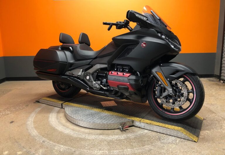 2020 HONDA GOLD WING DCT WhatsApp me (+971586703639)