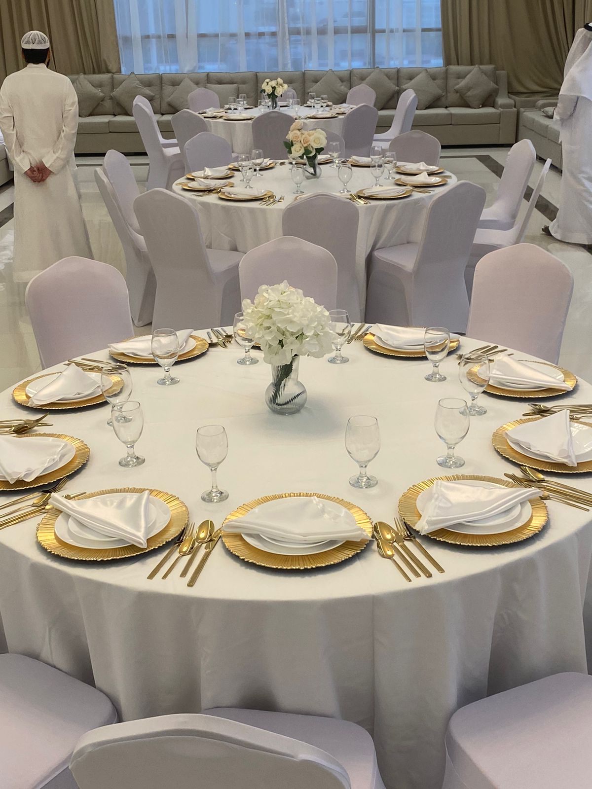 تأجير كراسي وطاولات الكافيه والكوكتيل في أم القيوين