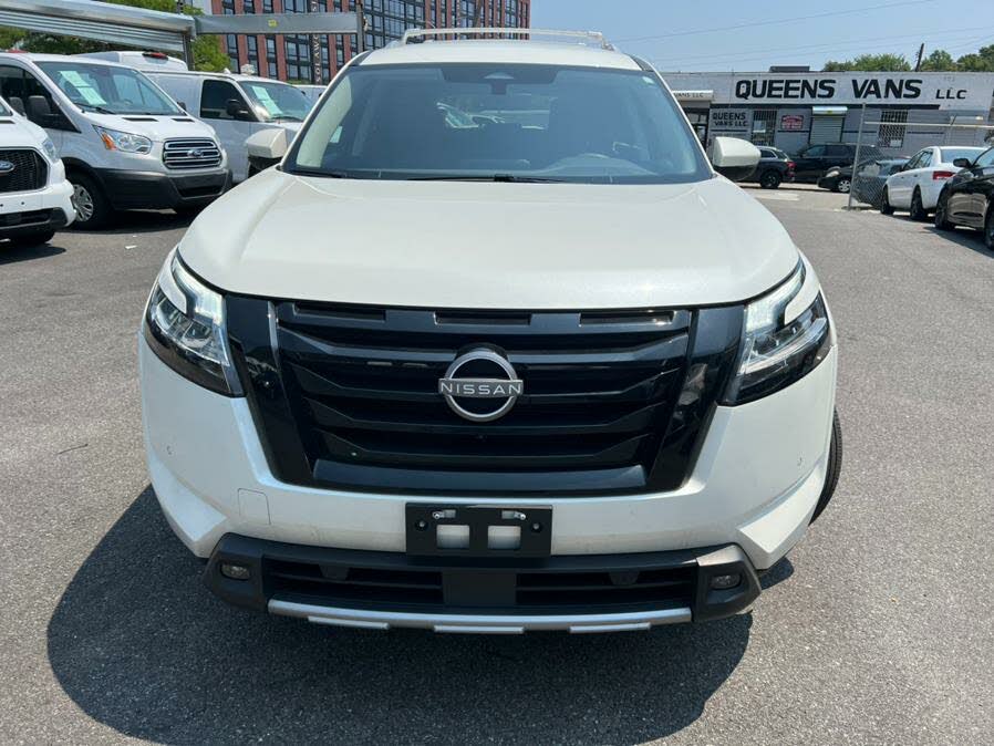 2023 Nissan Pathfinder SL 4WD WhatsApp(+971586375226)