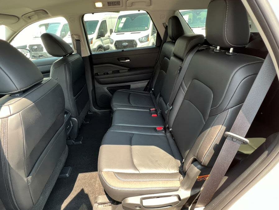 2023 Nissan Pathfinder SL 4WD WhatsApp(+971586375226)